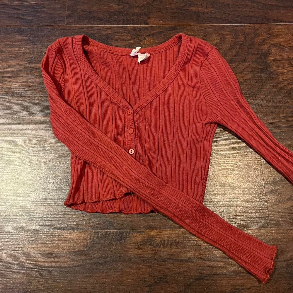 tillys buttoned long sleeve crop top